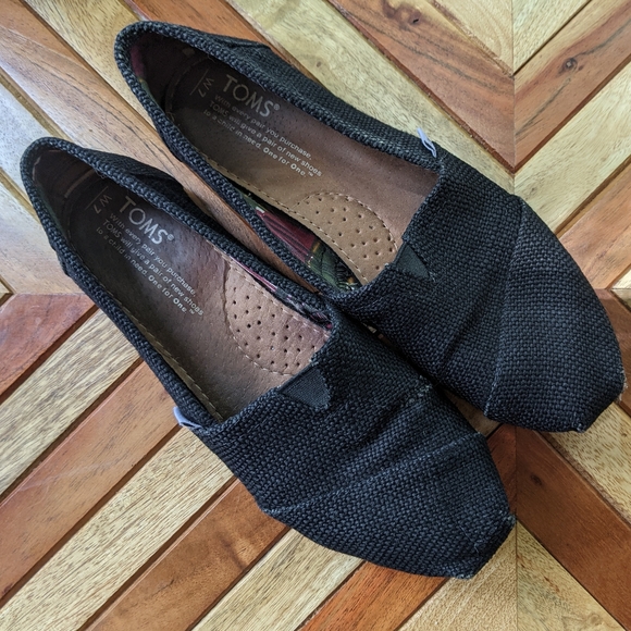 TOMS black on black slip on burlap shoes W 7 - Picture 4 of 4